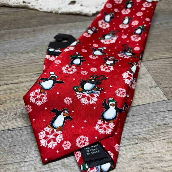 Hallmark Yule Tie Greetings Mens Penguins Necktie Christmas Red HolidayEUC - Picture 6 of 8